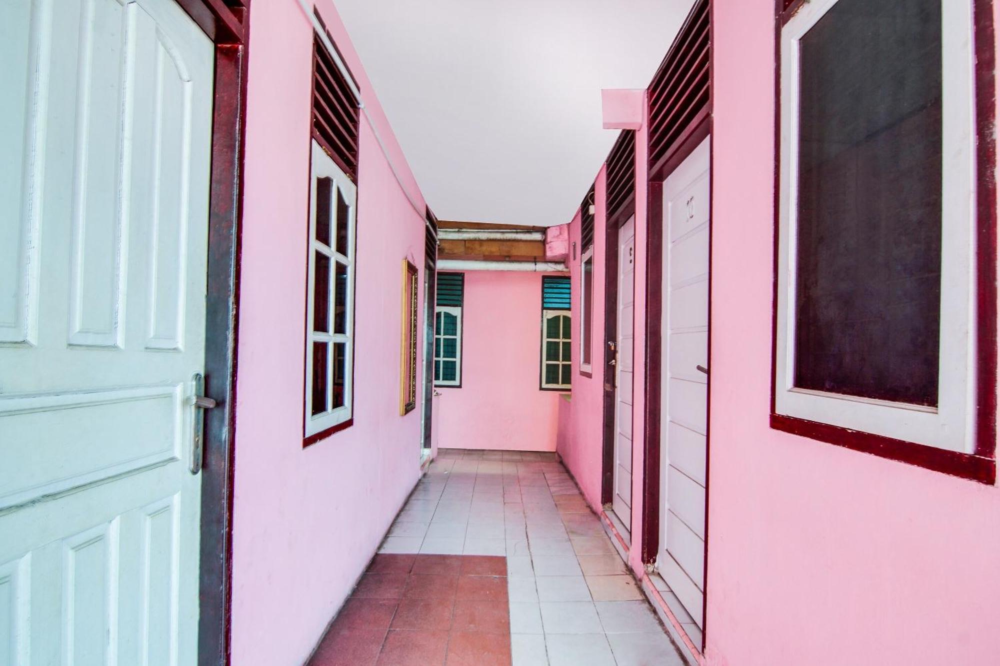 Spot On 91858 Raja Homestay Syariah Pekanbaru Esterno foto